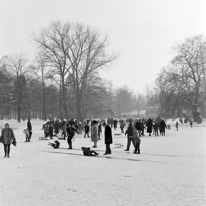 126104 Afbeelding van schaatsers op de bevroren vijver in het Wilhelminapark te Utrecht.